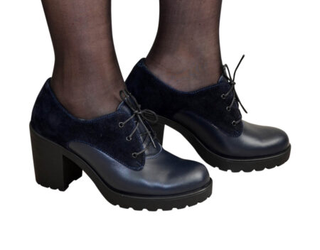 Туфли женские закрытые на устойчивом каблуке из натуральной кожи и замши синего цвета