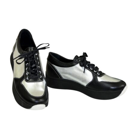 Стильні жіночі кросівки на шнурівці, з м'яким кантом та м'яким язиком колір чорний/срібло