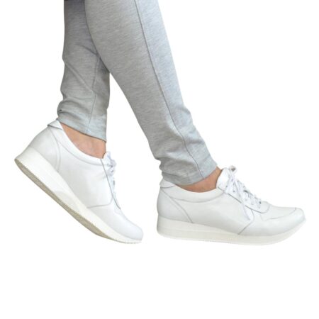 Стильные женские кожаные кроссовки, с мягким кантом и мягким языком, на шнуровке, цвет белый
