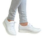 Стильные кожаные кроссовки женские на шнуровке, цвет белый