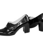 Женские классические лаковые туфли на каблуке, декорированы фурнитурой