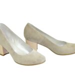 Женские светлые туфли на невысоком устойчивом каблуке, из натуральной замши