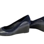 Женские классические туфли на невысокой танкетке, из натуральной кожи и замши синего цвета