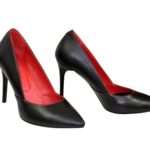 Классические женские туфли на шпильке, из натуральной кожи черного цвета