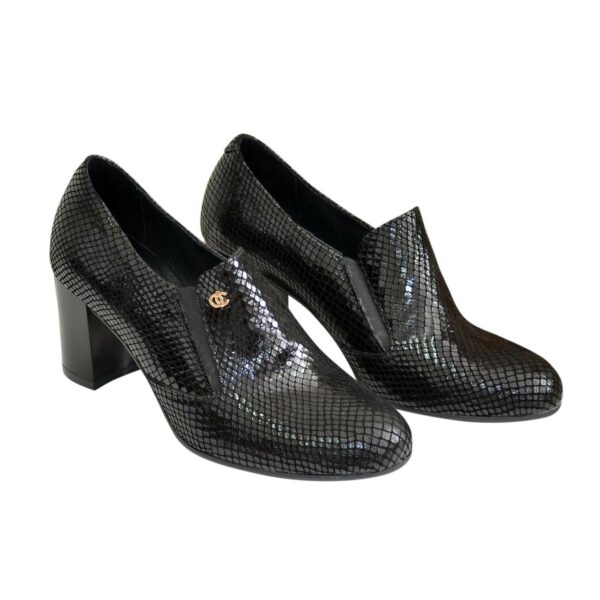 Замшевые женские туфли на невысоком каблуке черного цвета, декорированы фурнитурой