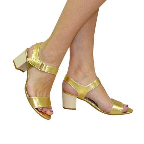 Женские золотистые кожаные босоножки на невысоком каблуке