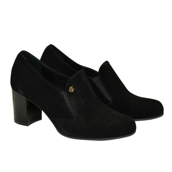 Черные замшевые женские туфли на невысоком каблуке, декорированы фурнитурой