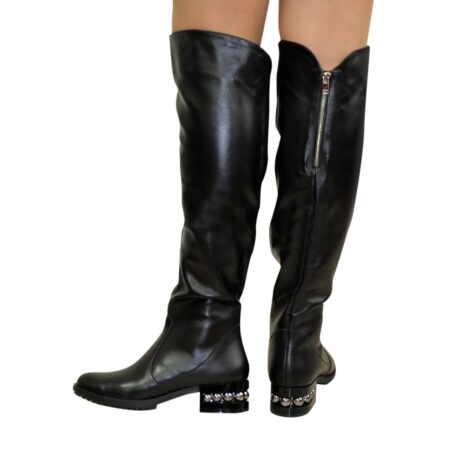 Женские демисезонные ботфорты на невысоком каблуке кожаные, черного цвета