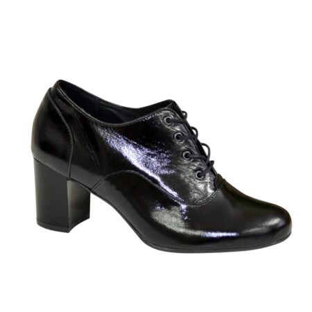Туфли женские закрытые кожаные лаковые черного цвета на удобном не высоком каблуке