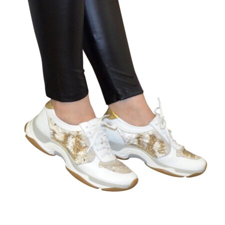 Яскраві жіночі шкіряні кросівки на шнурівці, декоровані паєтками біло-золотого кольору