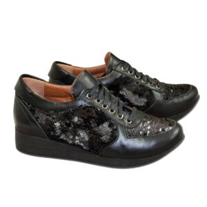 Шкіряні жіночі чорні кросівки на шнурівці, декоровані паєтками