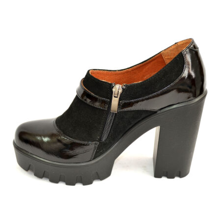 Жіночі туфлі на тракторній підошві з лакової шкіри та замші чорного кольору
