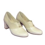Женские классические бежевые туфли на каблуке, декорированы фурнитурой