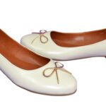 Женские бежевые туфли из натуральной кожи, декорированные металлическим бантиком