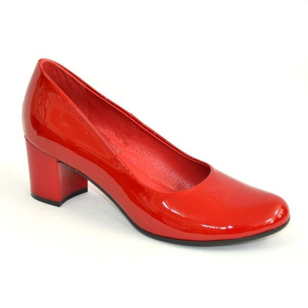 Красные кожаные лаковые женские туфли-лодочки на невысоком стойком каблуке