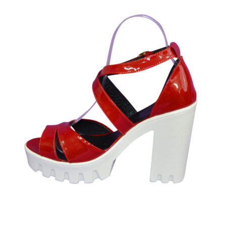 Женские босоножки из лаковой кожи красного цвета на стильном высоком каблуке