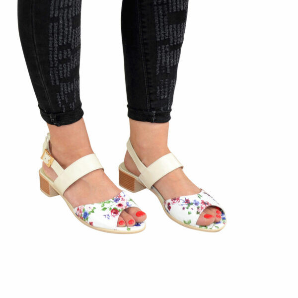 Босоножки женские кожаные на небольшом каблуке цвет беж+цветы