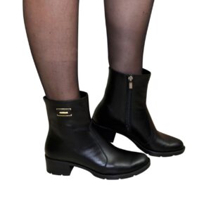 Женские ботинки из натуральной кожи черного цвета невысоким каблуком/демисезон-зима