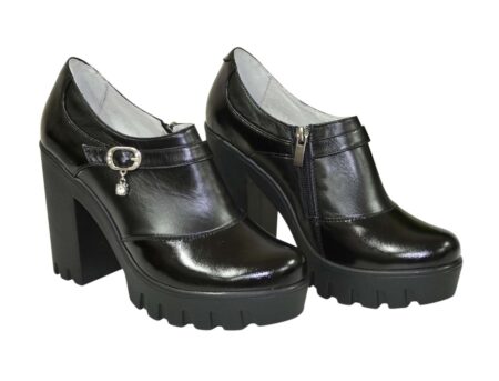 Туфлі жіночі на тракторній підошві, із натуральної шкіри чорного кольору з комбінацією з лаку