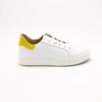 Стильні жіночі кросівки із натуральної білої шкіри зі вставкою із жовтого замшу