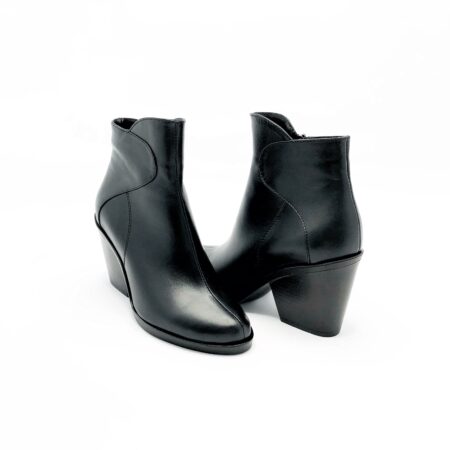 Жіночі черевики шкіряні козаки чорного кольору