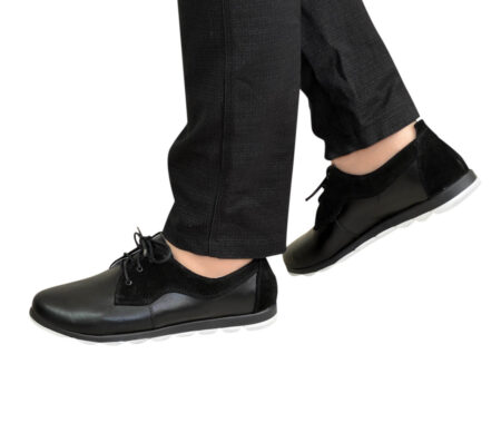 Жіночі туфлі на шнурівці, з натуральної шкіри та замші чорного кольору