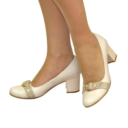 Женские светлые кожаные туфли на невысоком каблуке, декорированы брошкой