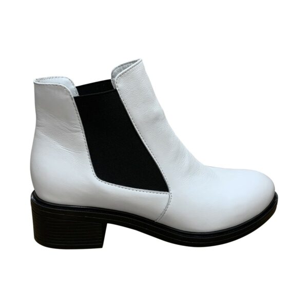 Женские белые кожаные ботинки на невысоком каблуке