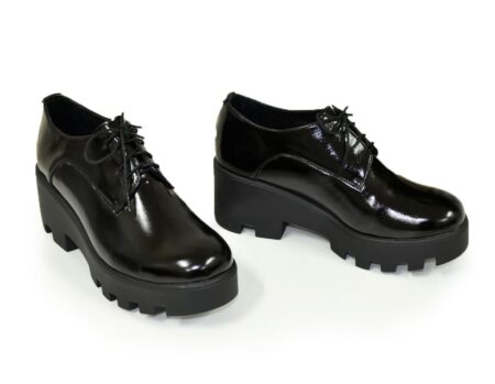 Жіночі лакові туфлі на потовщеній підошві, чорний колір