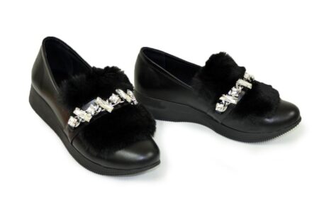 Жіночі чорні шкіряні туфлі, декоровані хутром із фурнітурою